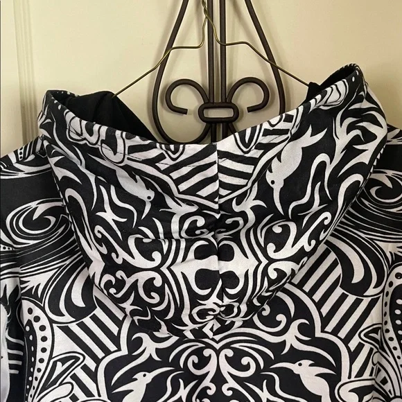 Bold King of Hearts Graphic Sweatshirt - Picture 3 of 6